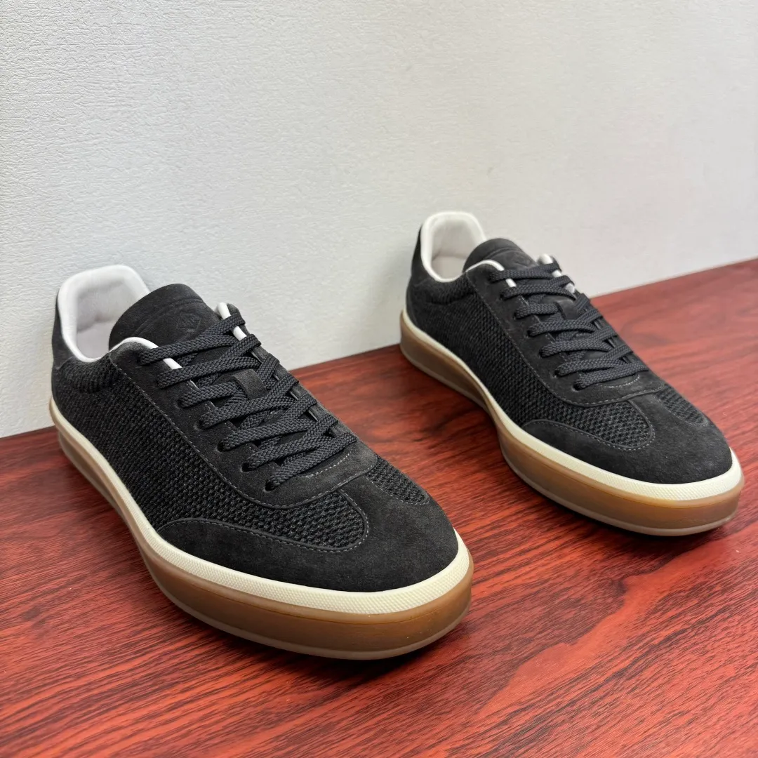 Batch 740 Loro Piana Tennis Walk men's moral training sneakers! These new textured leather tennis shoes feature an ultra-low-top design for year-round wear and are water-resistant. The wrapped sole creates an effortlessly attractive color combination that harmoniously blends functionality with understated style. The ideal footwear option for urban dressing. The heel is decorated with a soft calfskin tongue with Kummel color inserts and an embossed LP logo. Cotton shoelaces. Material: Upper: Gray woven stitching with cowhide accents! Sole: Rubber lining: Cow leather original rubber sole, excellent foot comfort, complete package! Size: 39-40-41-42-43-44 leather shoe size (can be customized to 38.4546) Item number: FAM1316 dark gray